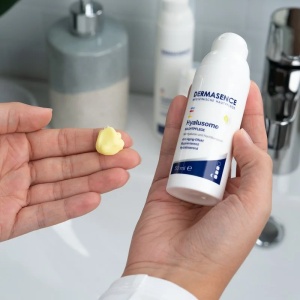 Dermasence Hyalusome Night Care prezentată pe mâini