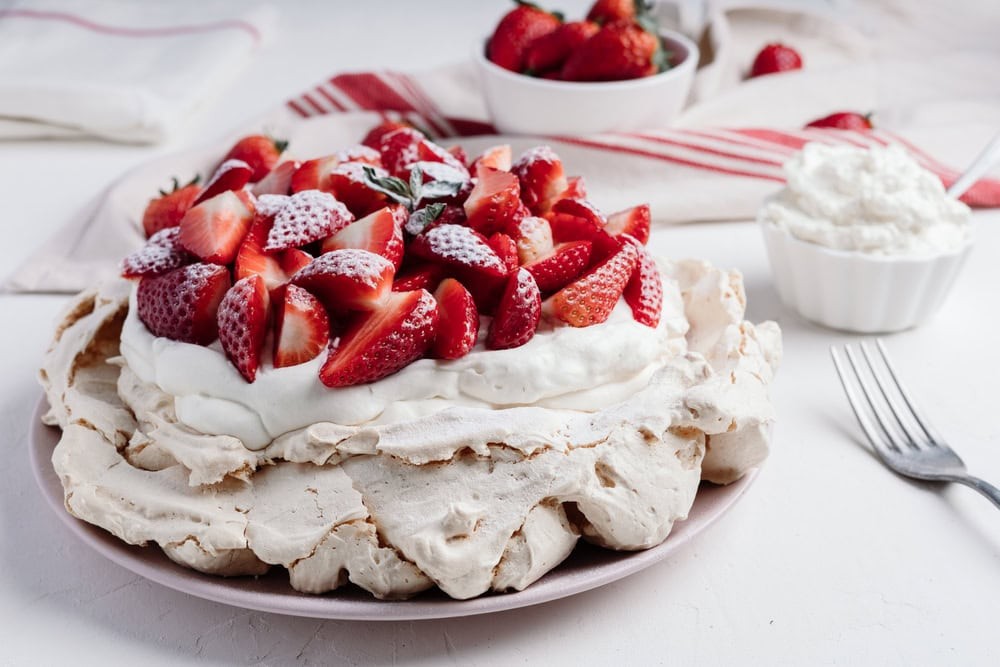 Pavlova – rețeta rafinată a unuia dintre cele mai iubite torturi