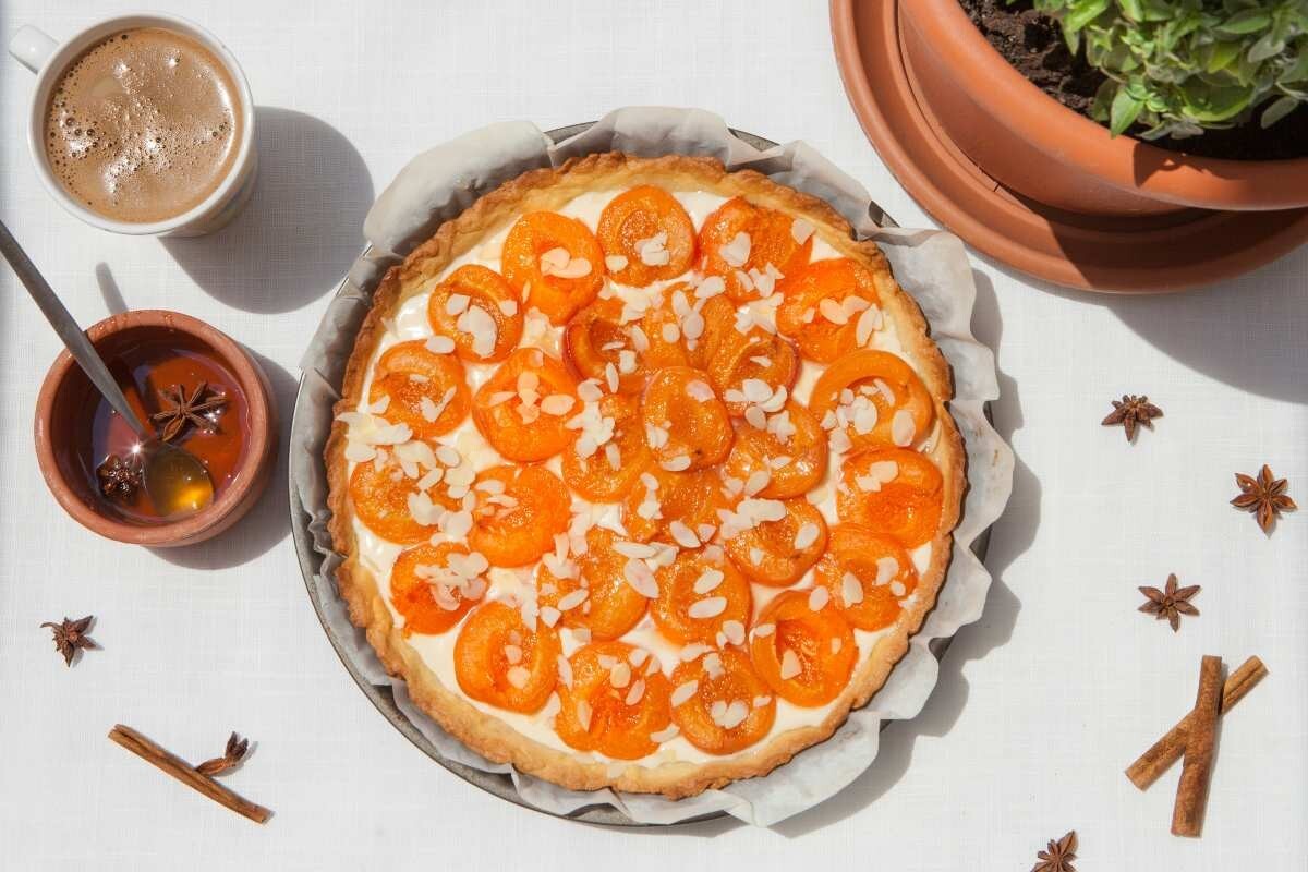 Rețetă de tartă cu caise – Pașii pentru prepararea desertului delicios de vară, perfect pentru toate ocaziile speciale