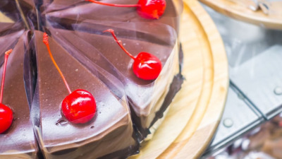 Folia de acetat - secretul cofetarilor pentru torturi perfecte și deserturi spectaculoase