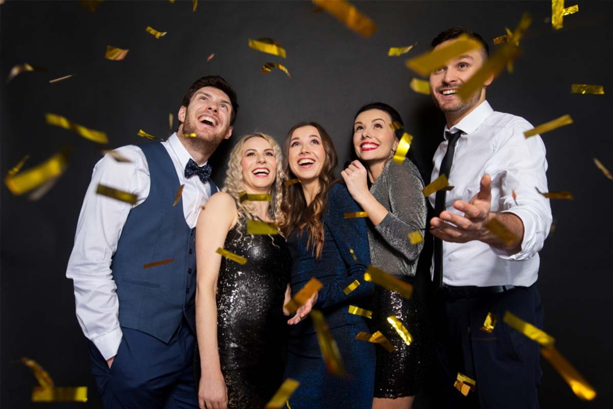 1. Petreceri corporate - trei femei, doi bărbați, confetti - Copie