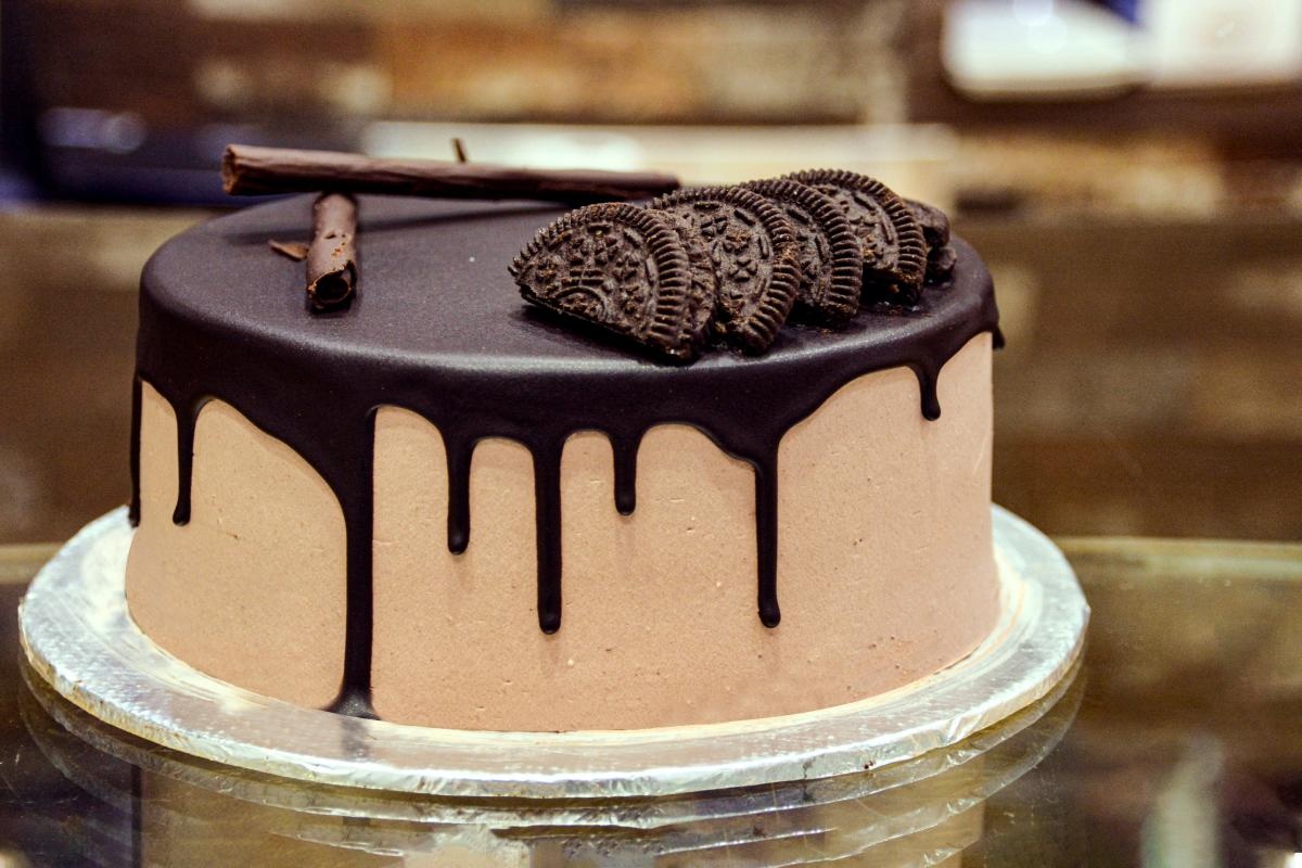 1. Tort cu mousse de ciocolată - care sunt ustensilele necesare_tort, glazură de ciocolată, biscuiți
