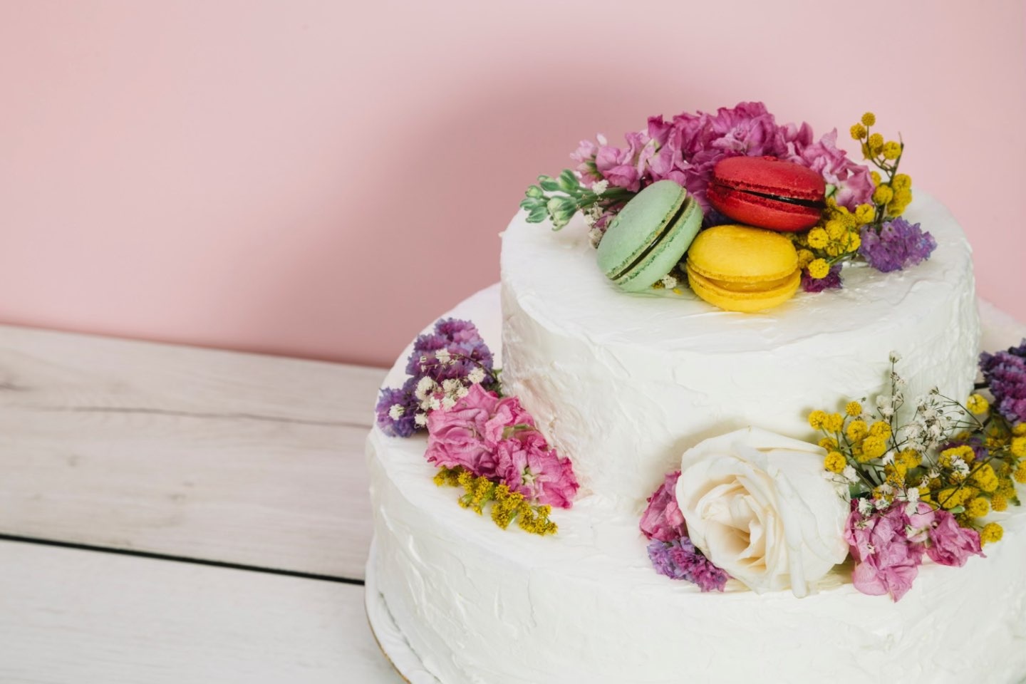 1. Tortul, cadoul dulce (tort cu crema de unt, macarons, flori)