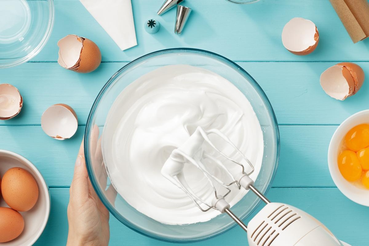 2. Rețete de tort cu mousse de ciocolată - cum să-l pregătești pas cu pas în variantă clasică_bol, frișcă, ouă, mixer 2