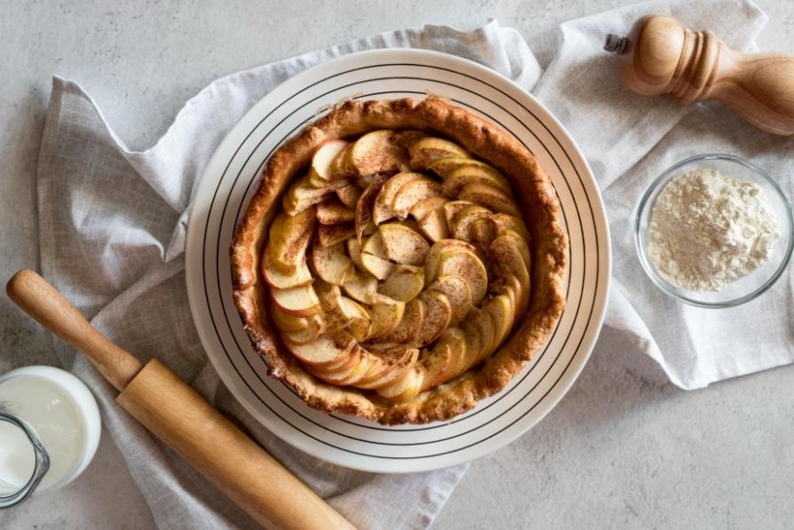 Tartă cu mere simplă - tartă cu mere, blat bucătărie alb