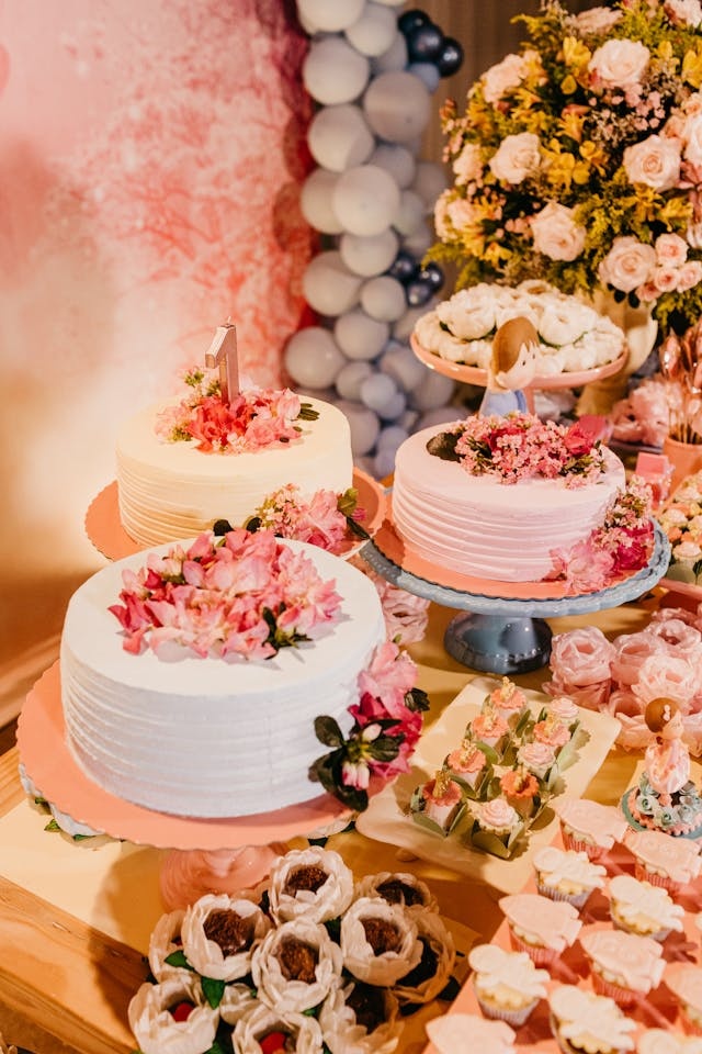 2. Tematică pentru botezul de fată - cum poți alege tematica botezului la fete- candybar cu prajituri-min