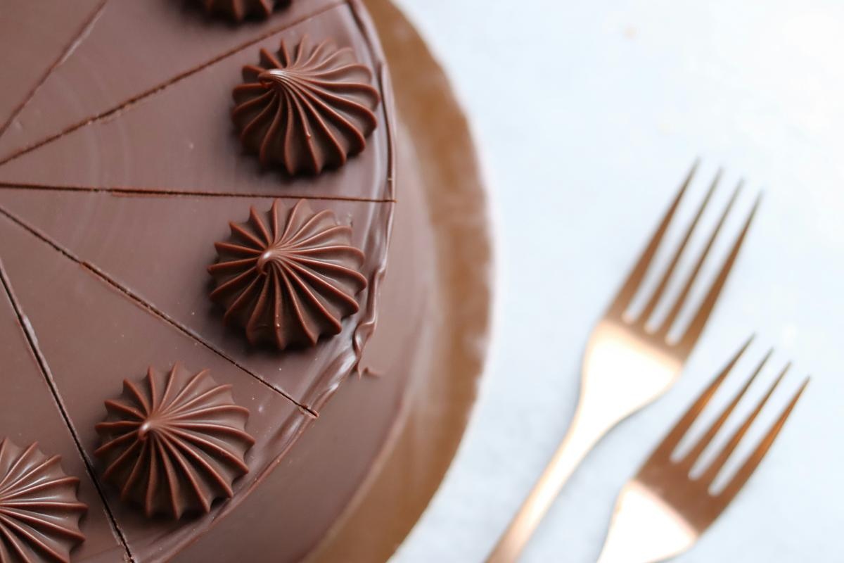 3. Rețetă de tort cu mousse de ciocolată - cum să-l personalizezi și decorezi_tort, ciocolată, furculițe 1