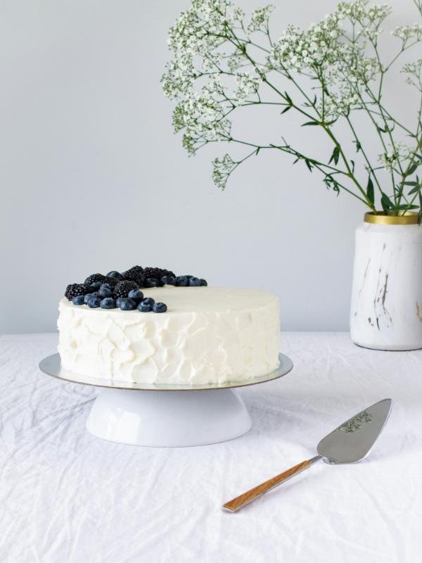 3. Rețetă de tort cu mousse de ciocolată - cum să-l personalizezi și decorezi_tort, frișcă, fructe, flori 3