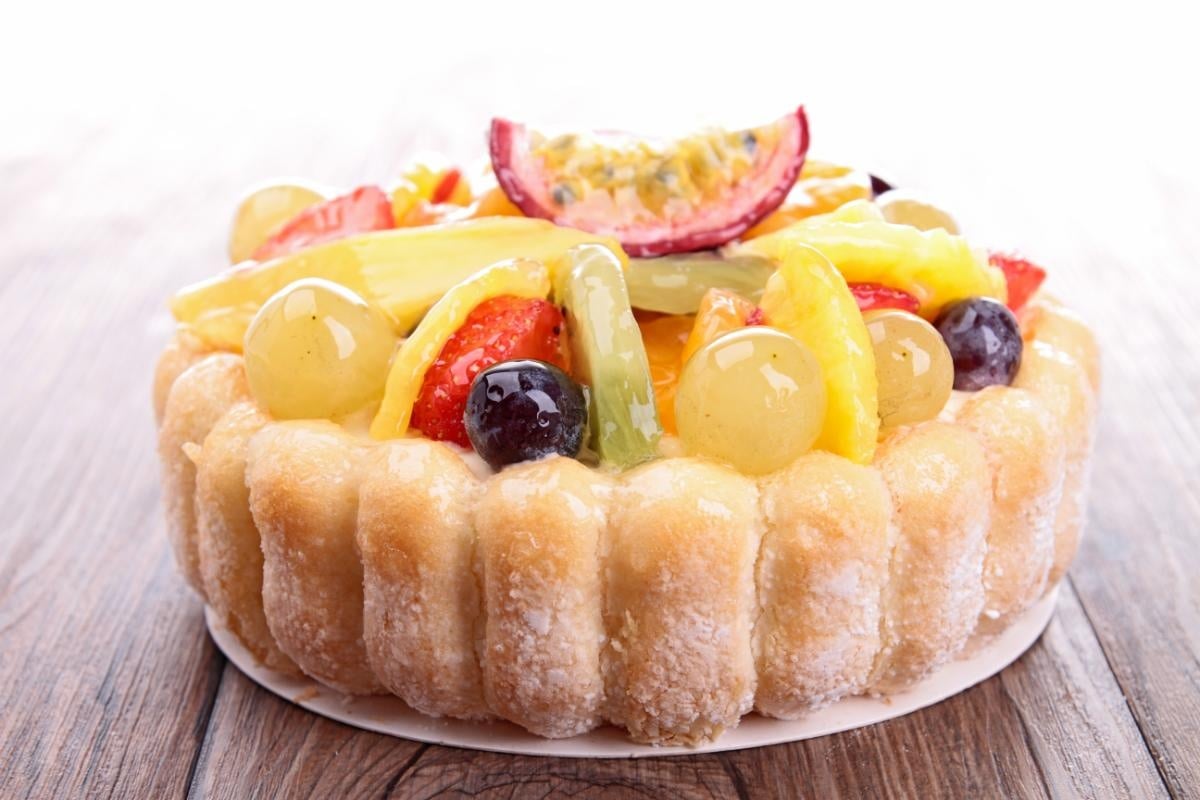 3. Rețete de tort Diplomat cu fructe sau alte arome_tort, pișcoturi, fructe, masă