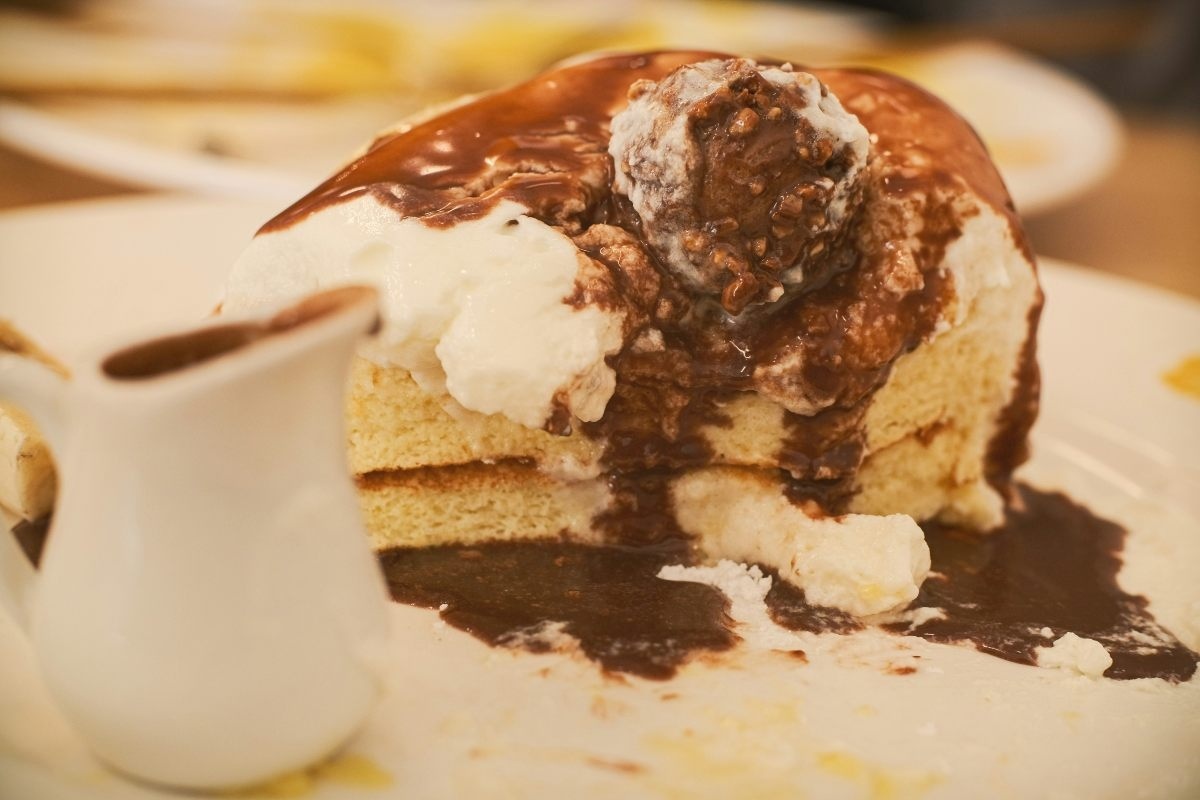 Reteta tort de clatite simplu - tehnici de preparare pas cu pas_Felie de tort cu glazura pe platou