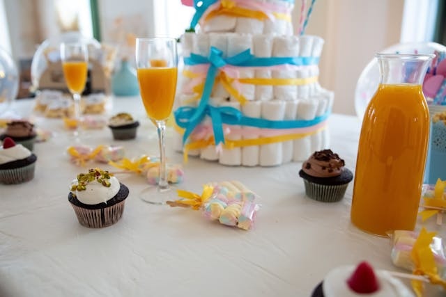 3. Teme pentru botezul de fată - cele mai comune tematici pentru botezul de fete- candy bar cu tort, suc-min