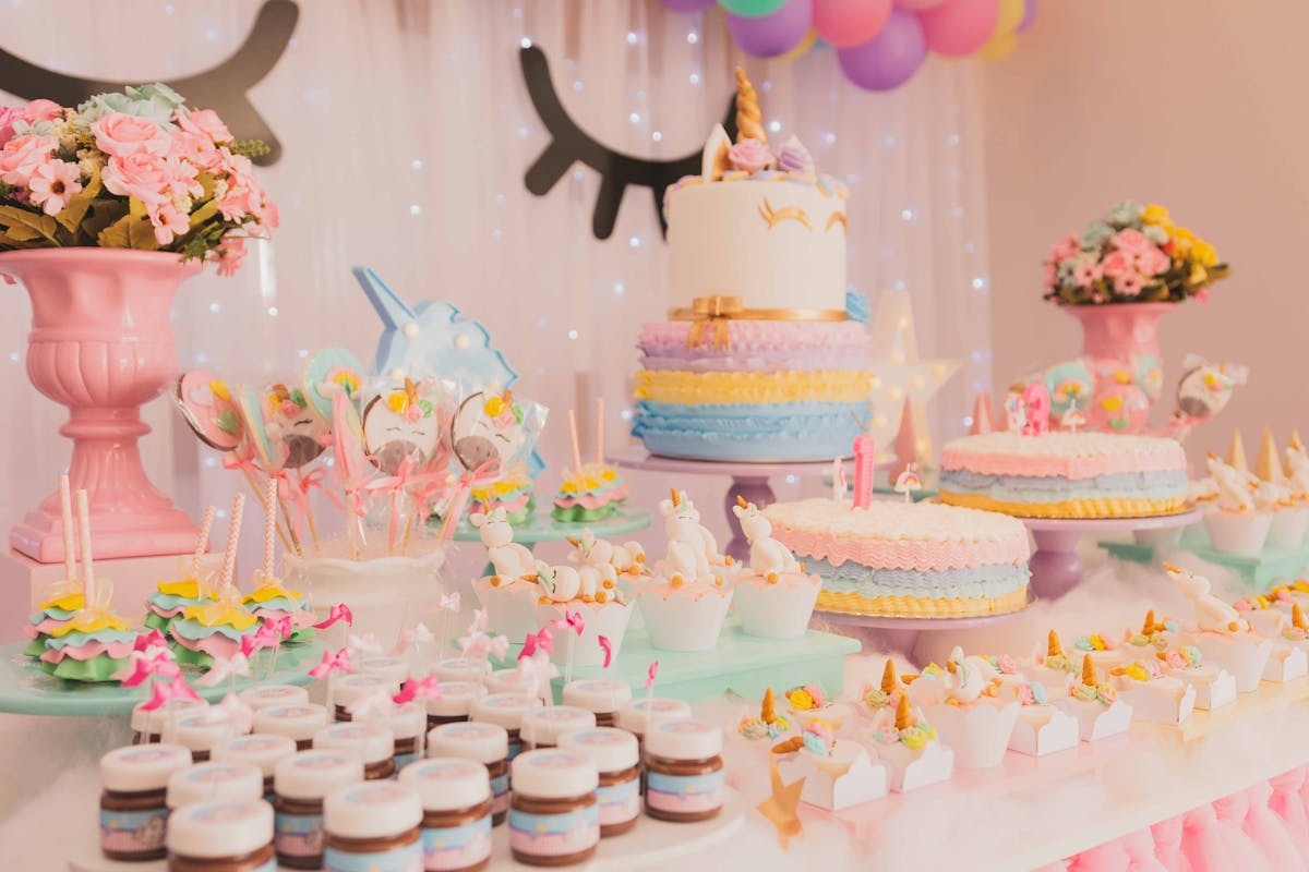 3. Teme pentru botezul de fată - cele mai comune tematici pentru botezul de fete- candy bar cu unicorni-min