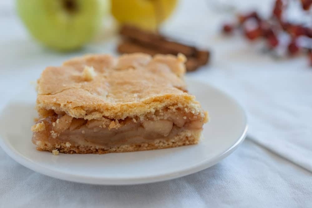 3. Tort cu mere de post - mod de preparare- felie de tort de mere-min