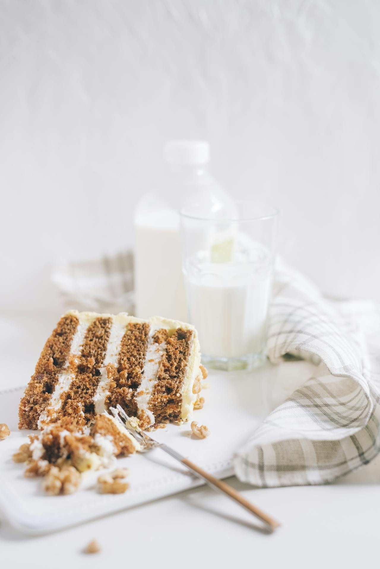 3. Tort cu nucă și mascarpone, plus cremă de vanilie - rețeta delicioasă pas cu pas- felie de tort cu crema de vanilie-min