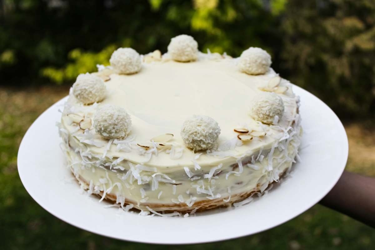 Reteta tort de clatite cu mascarpone - varianta crema delicata_Tort cu crema alba si bomboane, platou pentru tort, peisaj natural