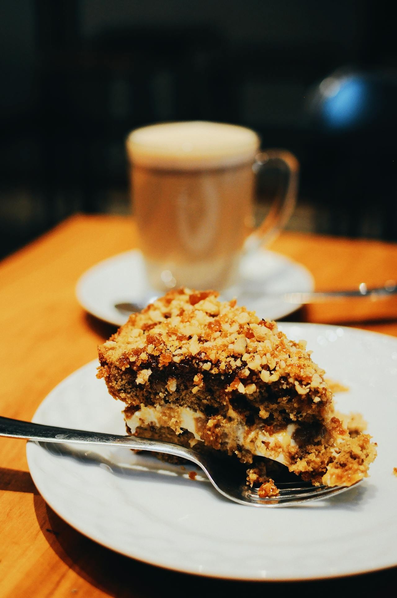 4. Tort cu nucă și caramel - varianta care va cuceri toate inimile- felie de tort cu nuci-min