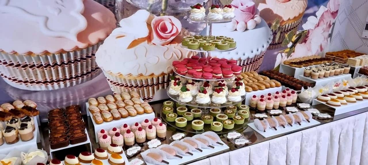 4.2. Tematică pentru botezul de fetiță - cum integrezi un candy bar în funcție de tematica botezului la fete- candy bar plin de prajituri diverse-min