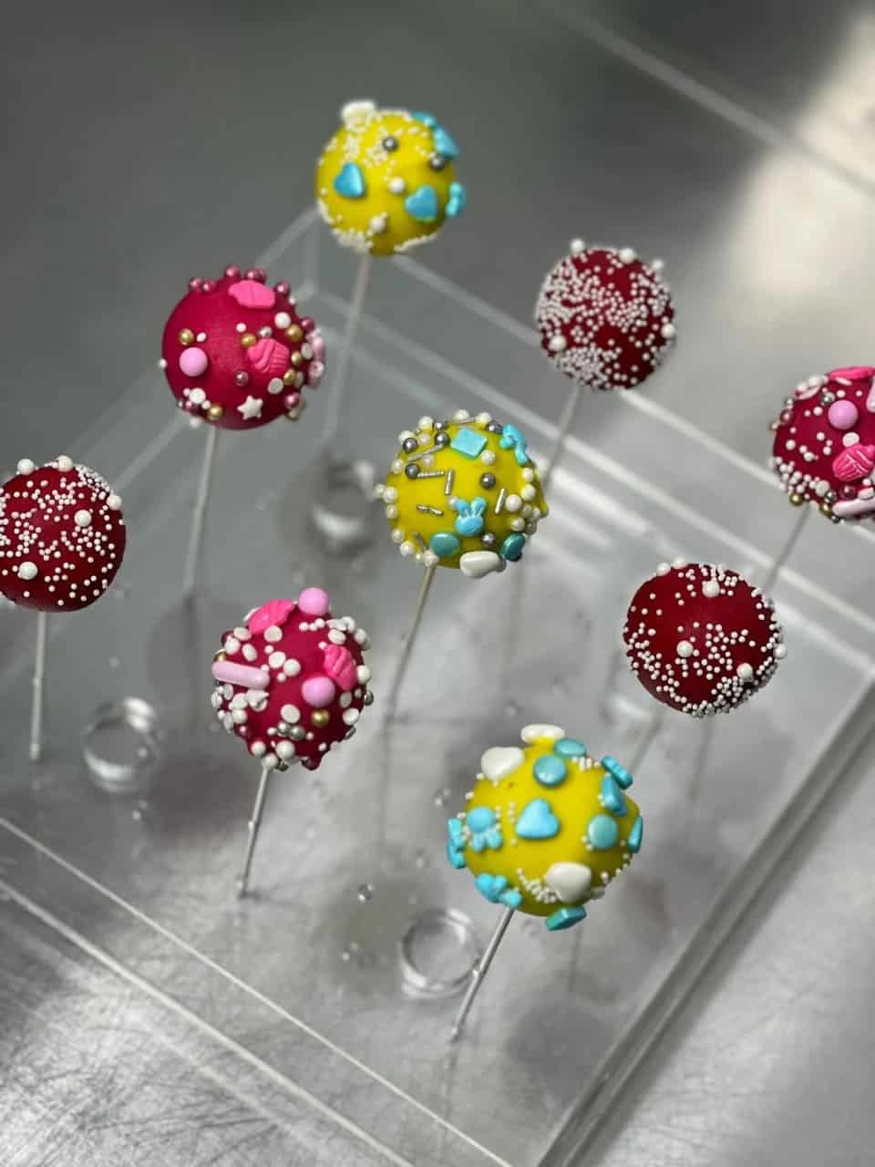 4.2. Tematică pentru botezul de fetiță - cum integrezi un candy bar în funcție de tematica botezului la fete- suport cakepops, bomboane colorate-min