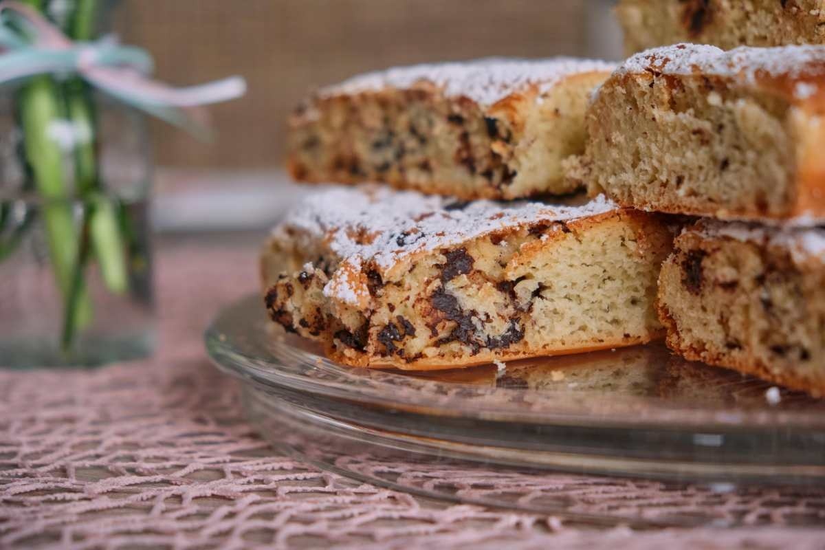 Tort cu nuca - combinatia clasica pentru masa de Paste_Felii de tort cu nuca, masa