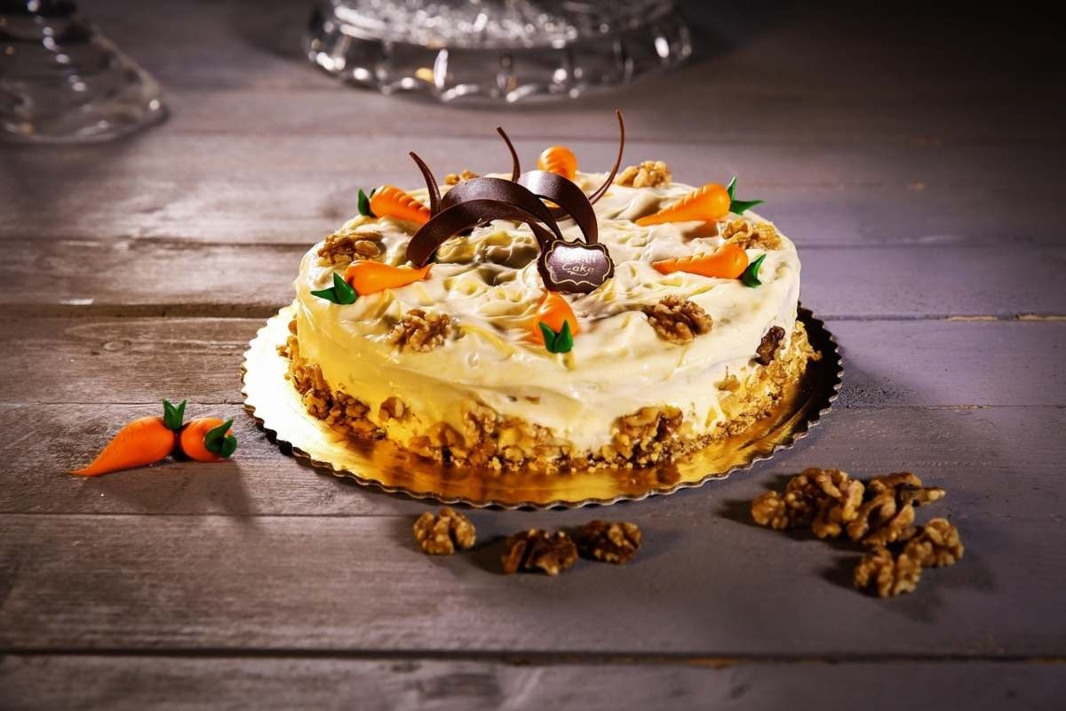 Tort cu nuca - combinatia clasica pentru masa de Paste_Tort cu nuca, glazura si decoratiuni cu morcovi de Paste, masa