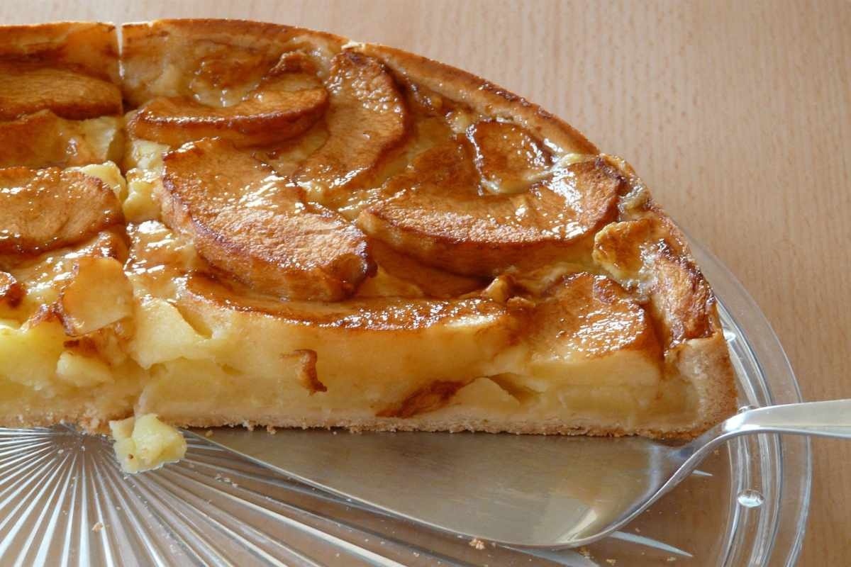 Tort de mere insiropat - alternativa aromata pentru deserturi festive_Tort de mere insiropat, platou