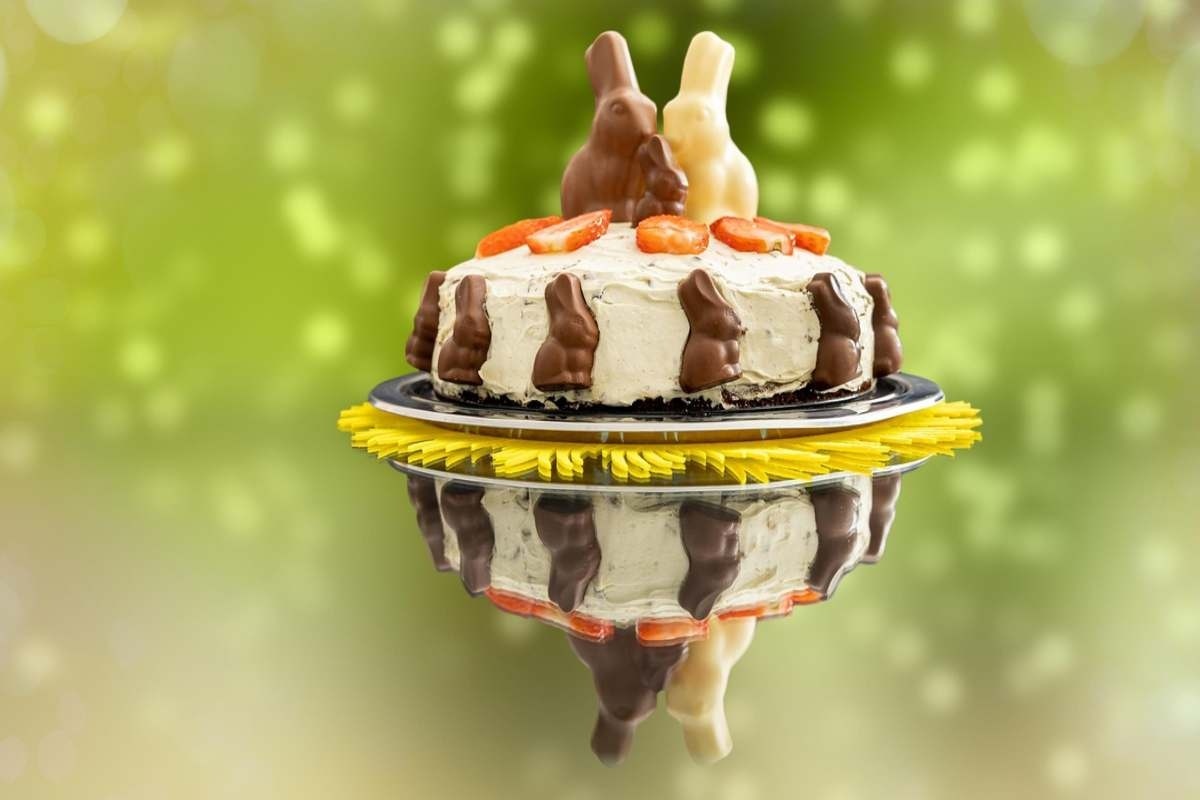 Variante creative de tort de Paste - combinatii de creme si arome_Tort cu frisca, ornat cu iepurasi de ciocolata