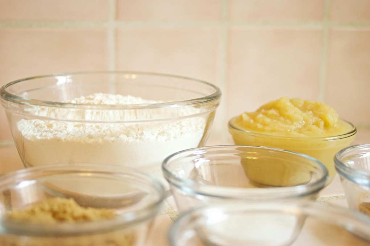 Ingrediente necesare pentru reteta de tarta cu caise_Boluri cu ingrediente pentru prepararea retetei de tarta cu caise, masa