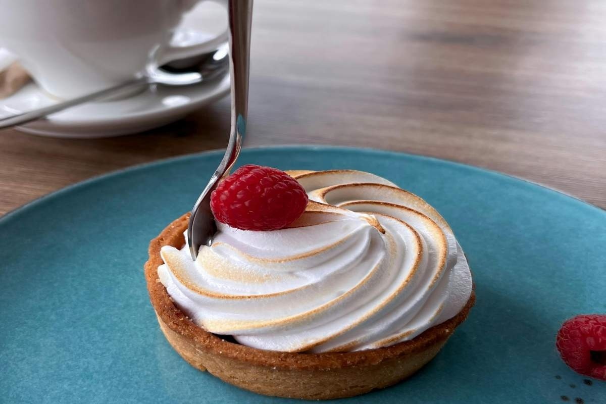 Reteta pentru aluat fraged de mini tarte_Mini tarta cu fructe, farfurie, masa, ceasca