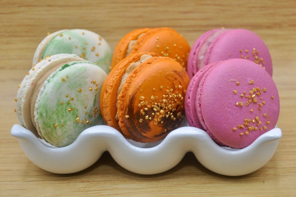 Utilizari ale aurului comestibil in gastronomie_Diferite modele de fursecuri cu foita de aur comestibil, platou, masa