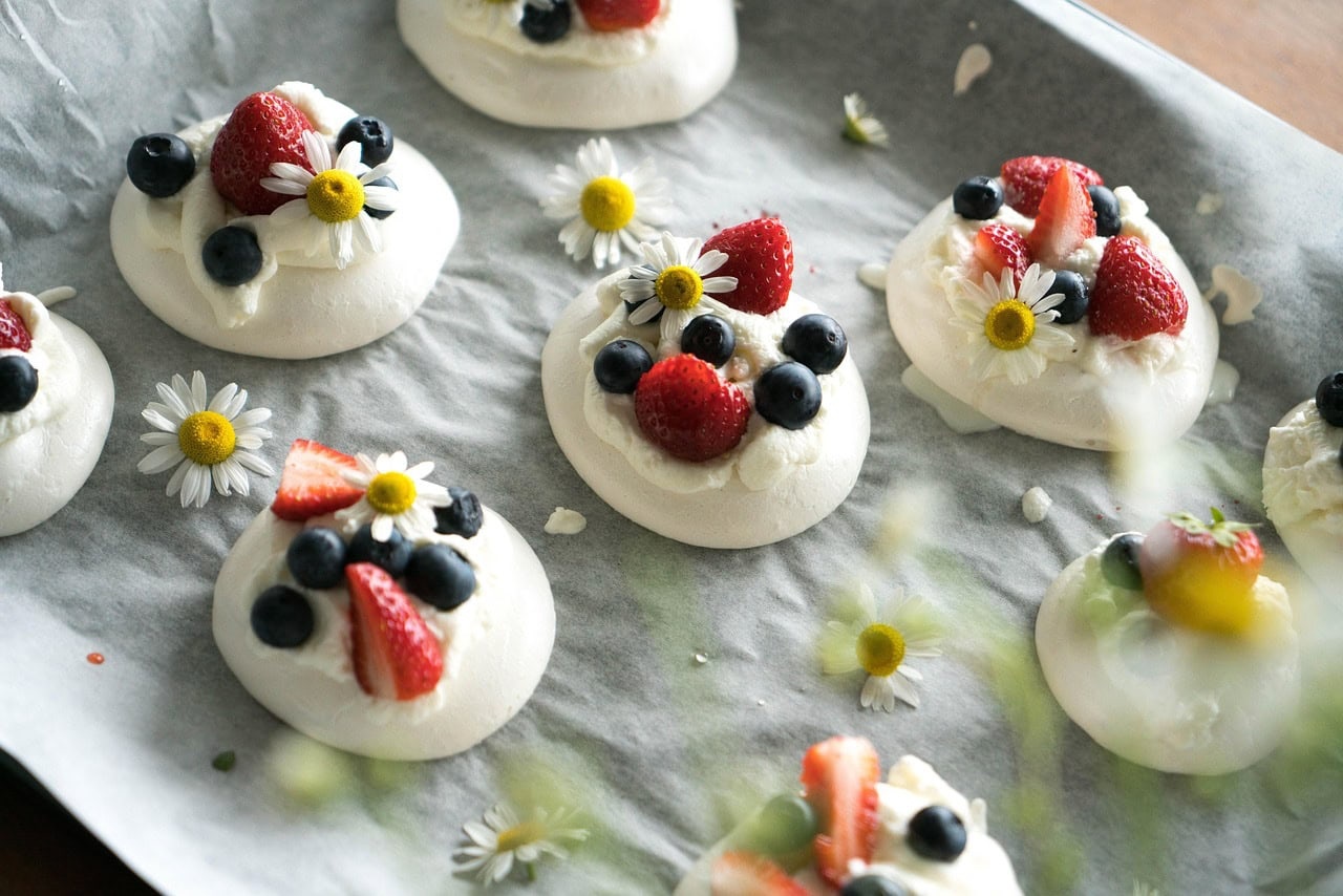 Variat╠ªiuni s╠ªi decor pentru Pavlova ÔÇô ret╠ªeta╠å de pra╠åjitura╠å Pavlova cu crema╠å de mascarpone, ca╠åps╠ªuni s╠ªi alte fructe, plus sfaturi pentru prega╠åtirea ret╠ªetei de mini Pavlova (mini Pavlova)
