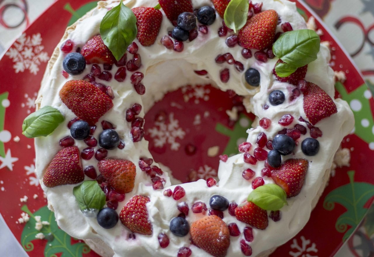 Variat╠ªiuni s╠ªi decor pentru Pavlova ÔÇô ret╠ªeta╠å de pra╠åjitura╠å Pavlova cu crema╠å de mascarpone, ca╠åps╠ªuni s╠ªi alte fructe, plus sfaturi pentru prega╠åtirea ret╠ªetei de mini Pavlova