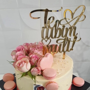 Topper tort Te iubim mult – decor acrilic cu mesaj de iubire pentru ocazii speciale