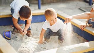 5 idei de spatii de joaca cu nisip pentru curte sau chiar balcon