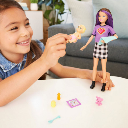 Papusa Barbie Skipper bruneta cu bebelus blond si accesorii