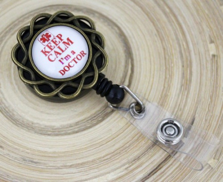 Accesoriu ecuson cu mesajul "Keep calm, I'm a doctor" - floricica bronz