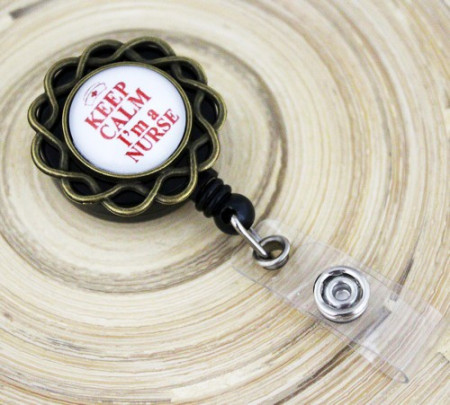Accesoriu ecuson cu mesajul "Keep calm, I'm a nurse"- baza floricica bronz