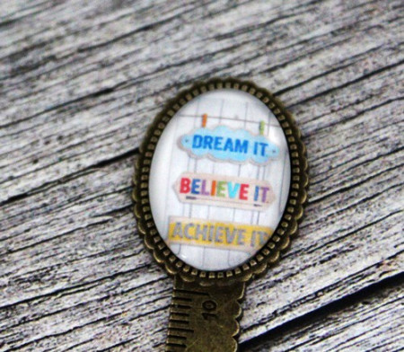 Semn de carte, bronz, cu mesaj personalizat - "Dream it"