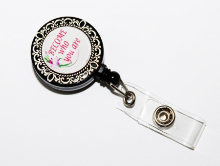 Accesoriu ecuson cu mesajul "Become who you are"