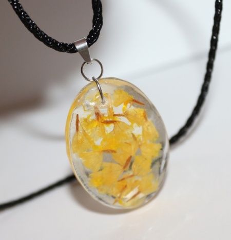 Colier cu pandantiv oval realizat handmade din rasina si flori galbene uscate - Img 3