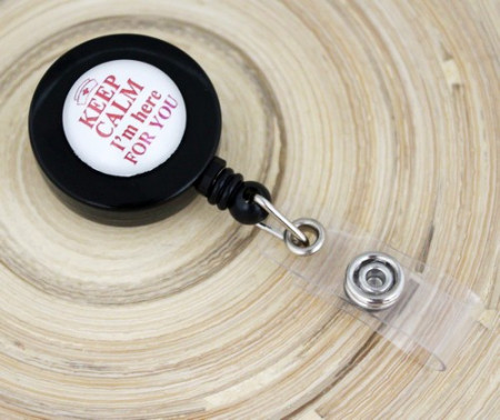 Accesoriu ecuson cu mesajul "Keep calm, I'm here for you"