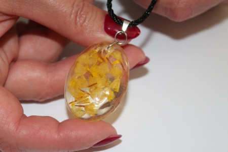 Colier cu pandantiv oval realizat handmade din rasina si flori galbene uscate - Img 4