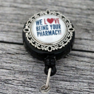accesoriu retractabil ecuson negru pentru farmacist