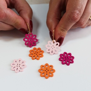 Cercei "Cum Vrei" cu 6 floricele colorate din lemn pictate si accesorii din inox M1 - Img 3