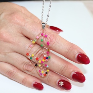 Colier cu aripa de fluture din rasina si margelute din nisip handmade - Img 4