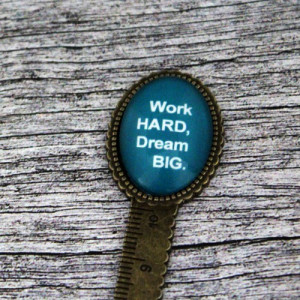 Semn de carte, bronz, cu mesaj personalizat - "Work hard, dream big"