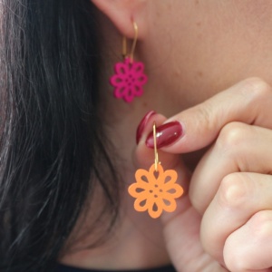 Cercei "Cum Vrei" cu 6 floricele colorate din lemn pictate si accesorii din inox M1 - Img 4