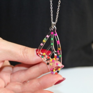 Colier cu aripa de fluture din rasina si margelute din nisip handmade - Img 5