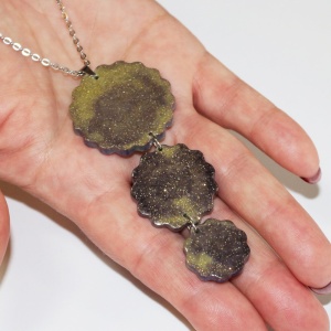 Colier cu pandantive floricica din rasina, glitter auriu si lant din inox - Img 6