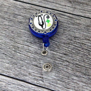 Accesoriu ecuson albastru, retractabil, personalizat cu pastiluta fimo verde deschis