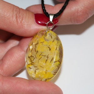 Colier cu pandantiv oval realizat handmade din rasina si puf de papadie - Img 3